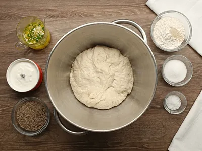Ingredience na těsto na indický chléb Naan.