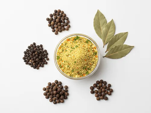 Koření na rybí polévku – bobkový list, pepř, nové koření a sušené bylinky.