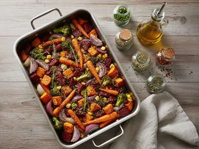 Pečená zelenina s bylinkovou směsí v pekáčku.