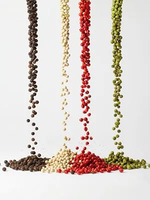 Různé druhy barevného pepře.