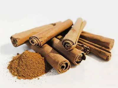 Cejlonská skořice celá a mletá.