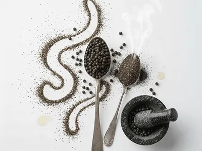 Pepř černý celý a mletý.