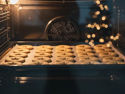 Linecké cukroví pečící se v troubě na plechu.