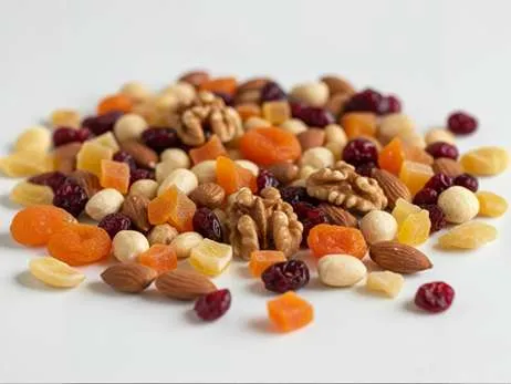 Oříšky a sušené ovoce jako suroviny na vánoční cukroví.