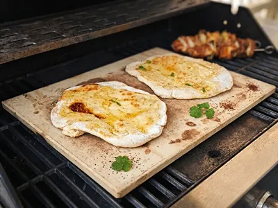 Indický chléb Naan na grilu.