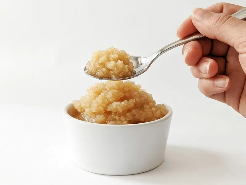 česnek drcený v misce