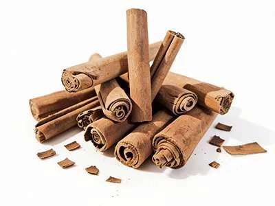 Cejlonská skořice celá.