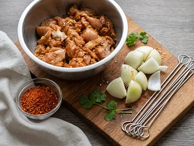 Marinování masa s jogurtem a kořením Harissa.