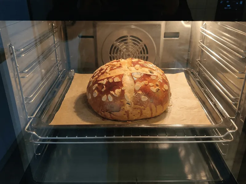 Mazanec se peče v troubě.