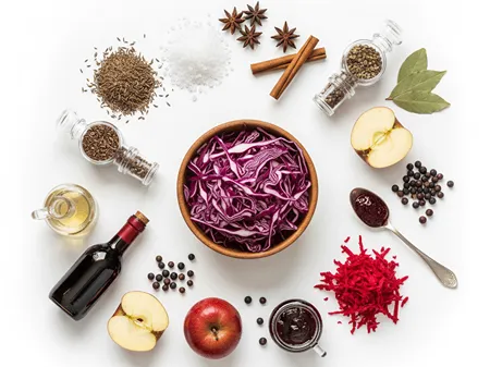 Koření k červenému zelí – kmín, bobkový list, nové koření, pepř a cibule připravené na vaření.