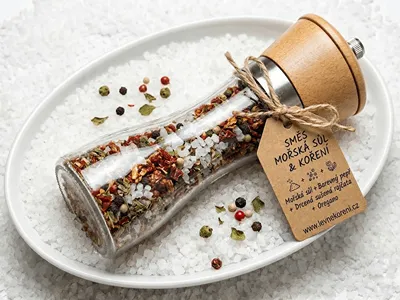 Mořská sůl s oreganem a sušenými rajčaty v mlýnku.