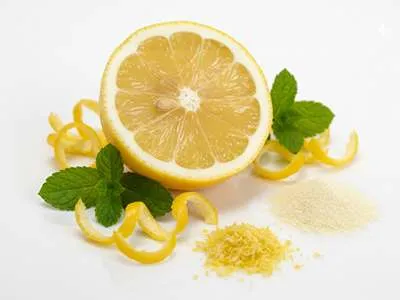 Citron s citronovou kůrou čerstvou i sušenou.