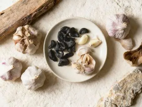 Porovnání běžného česneku a fermentovaného černého česneku jako superpotraviny.