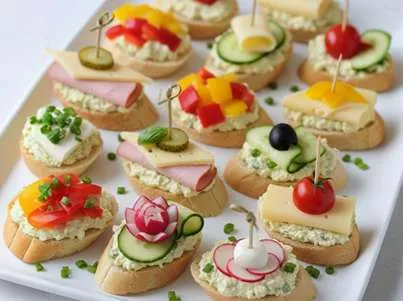 Jednohubky s vajíčkovou pomazánkou zdobené čerstvou zeleninou.