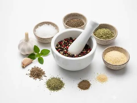 Koření a bylinky na bramborák: česnek, majoránka, pepř a sůl připravené na kuchyňské desce.